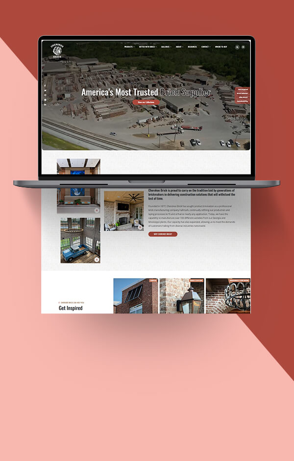 Portátil abierto con páginas web y gráficos para el sitio web de Cherokee Brick