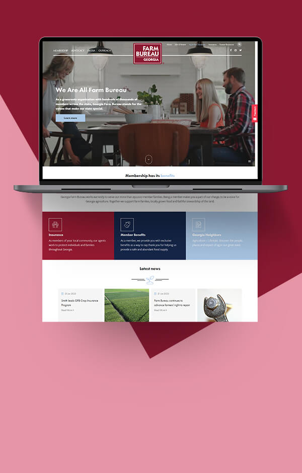 Ordenador portátil abierto que muestra páginas web y gráficos del sitio del Georgia Farm Bureau