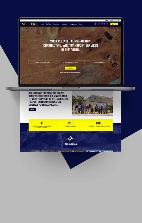 Ordenador portátil abierto que muestra páginas web y gráficos para el sitio web de Sellers Construction